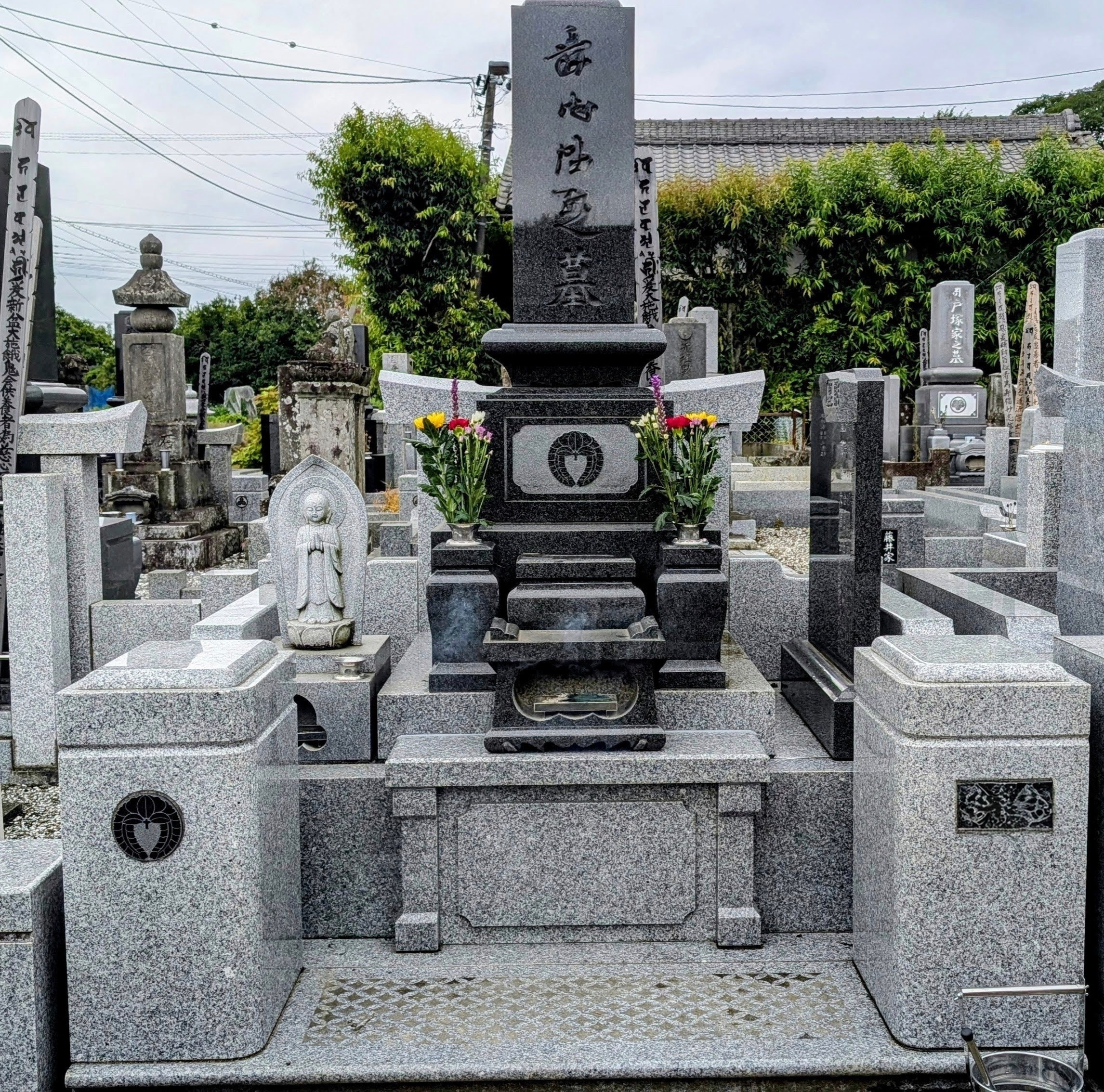 黒御影石の重厚なお墓にて納骨と字彫りを行いました【坂東市】 | 小林