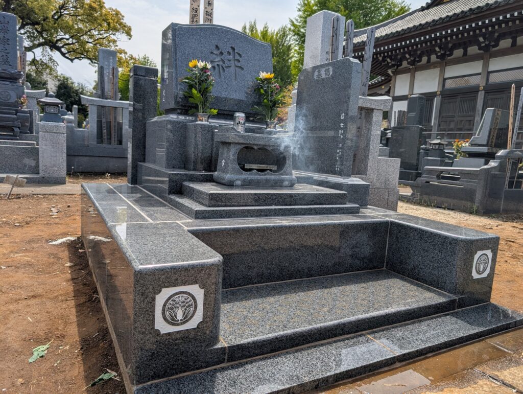 取手市のお寺に建立したインド産黒御影石の洋型墓石全景