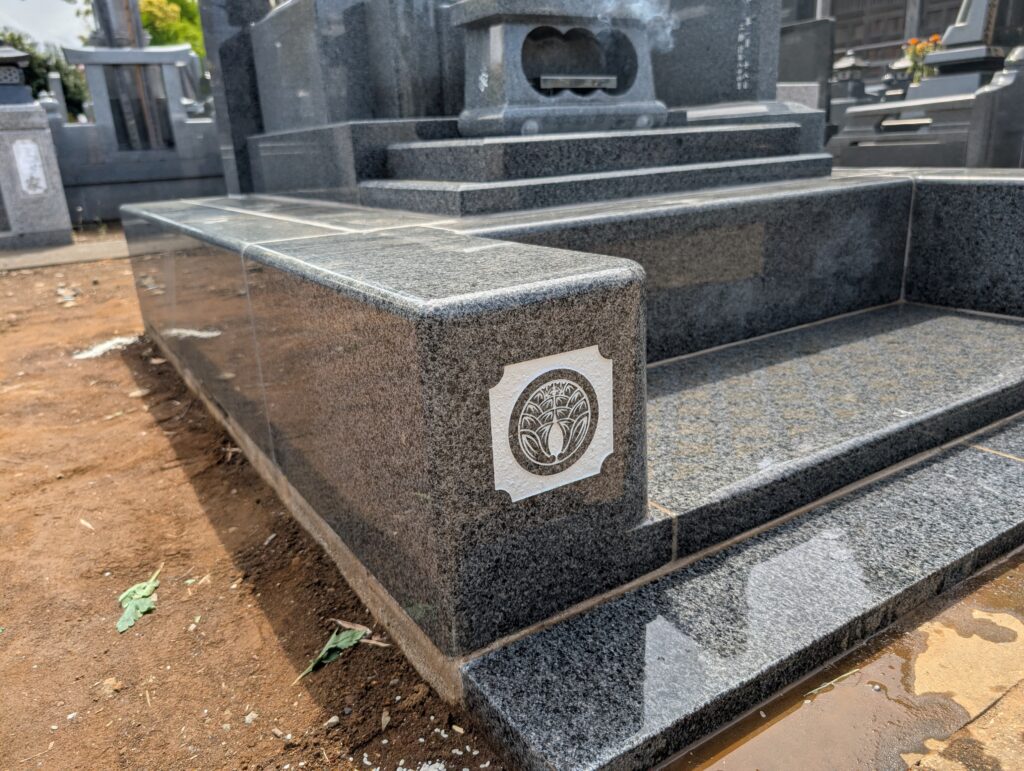 代替テキスト：低めの外柵でお参りしやすい黒御影石の洋型墓石