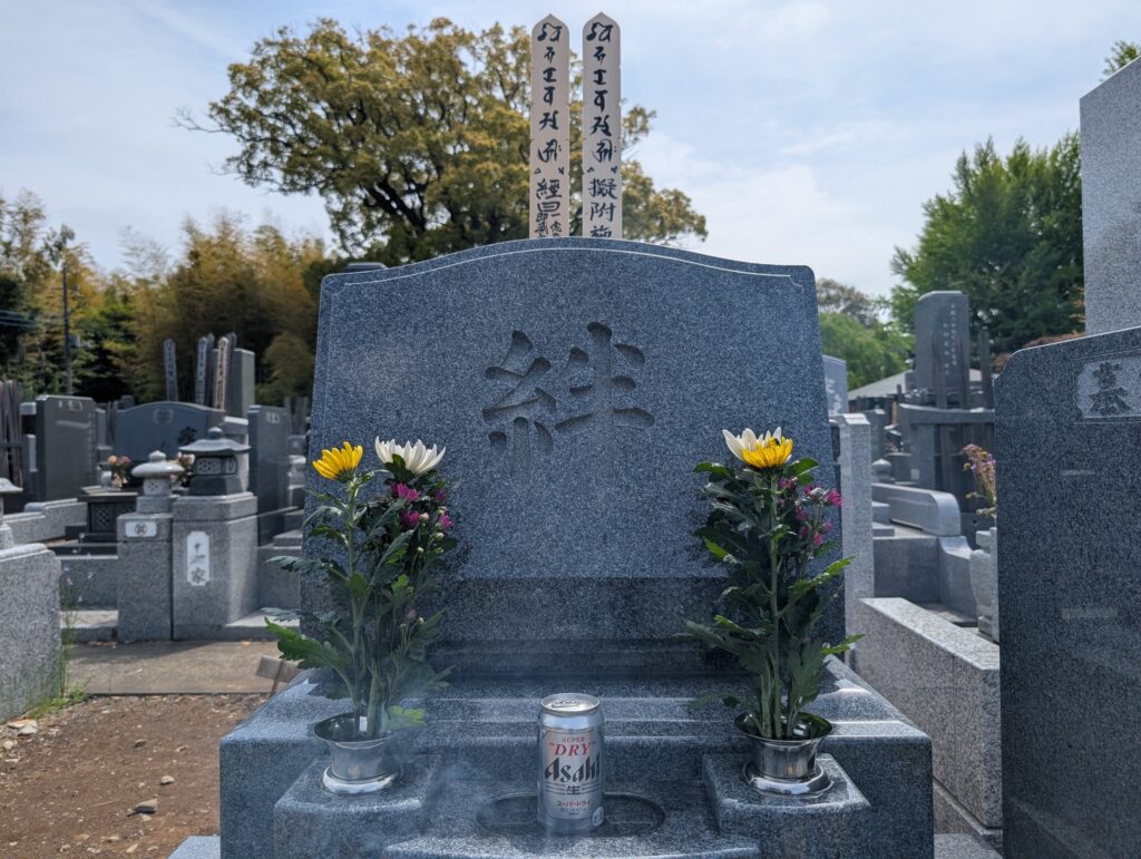 代替テキスト：角を丸く仕上げたやわらかな印象の棹石上部