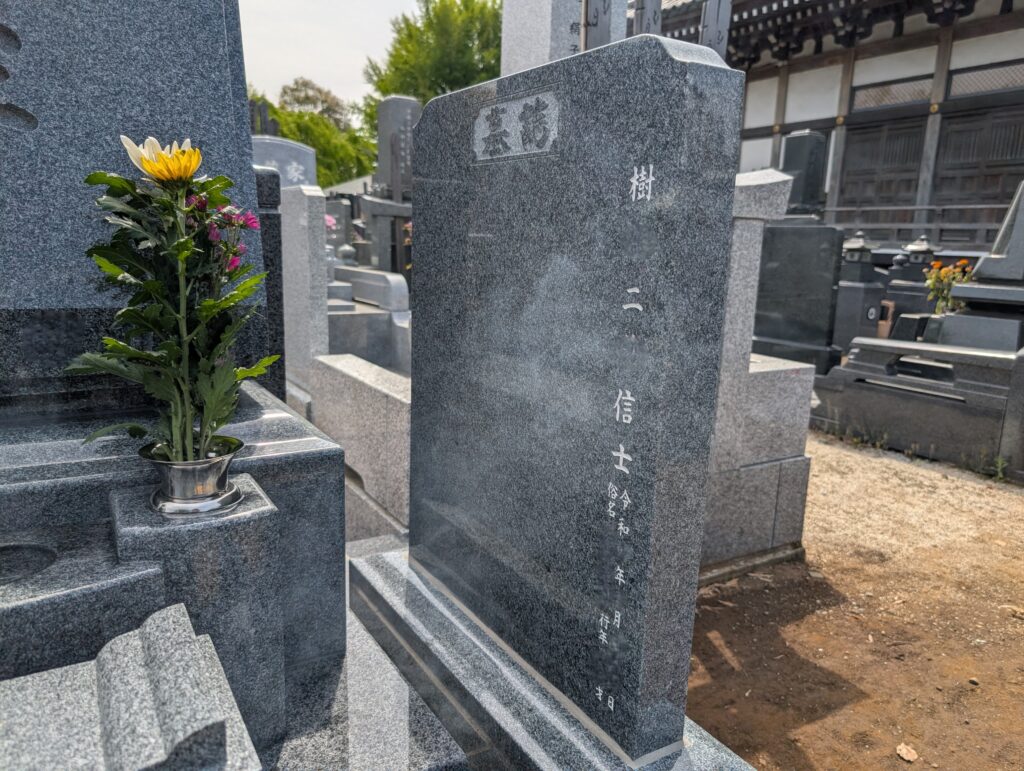 代替テキスト：追加彫刻にも対応しやすい墓誌付きの洋型墓石