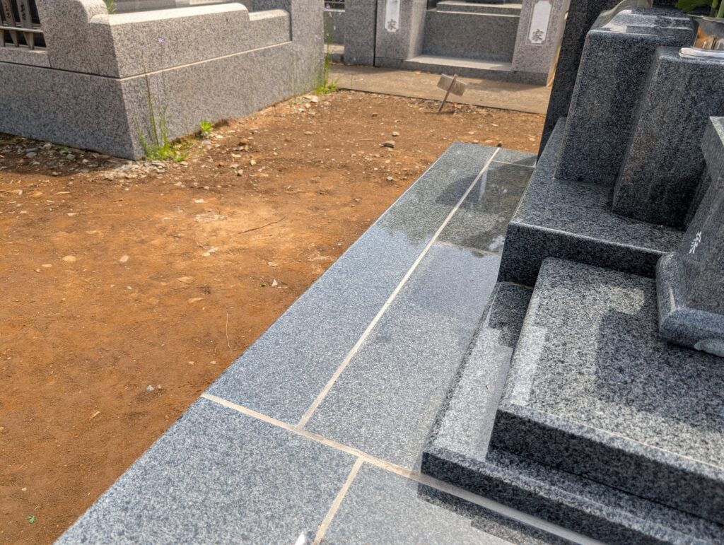 代替テキスト：腰掛けやすい形に仕上げた外柵の袖石