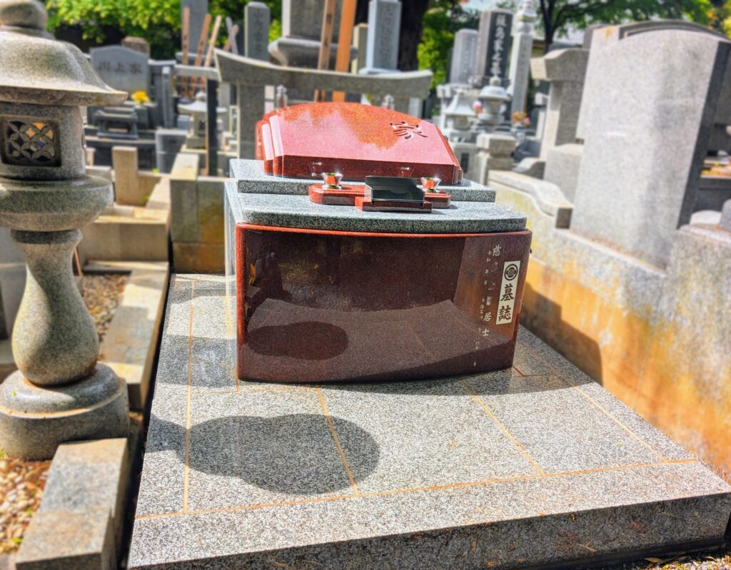 画像代替テキスト：守谷市のお寺で建立したさくらふわりぼ光の全体写真