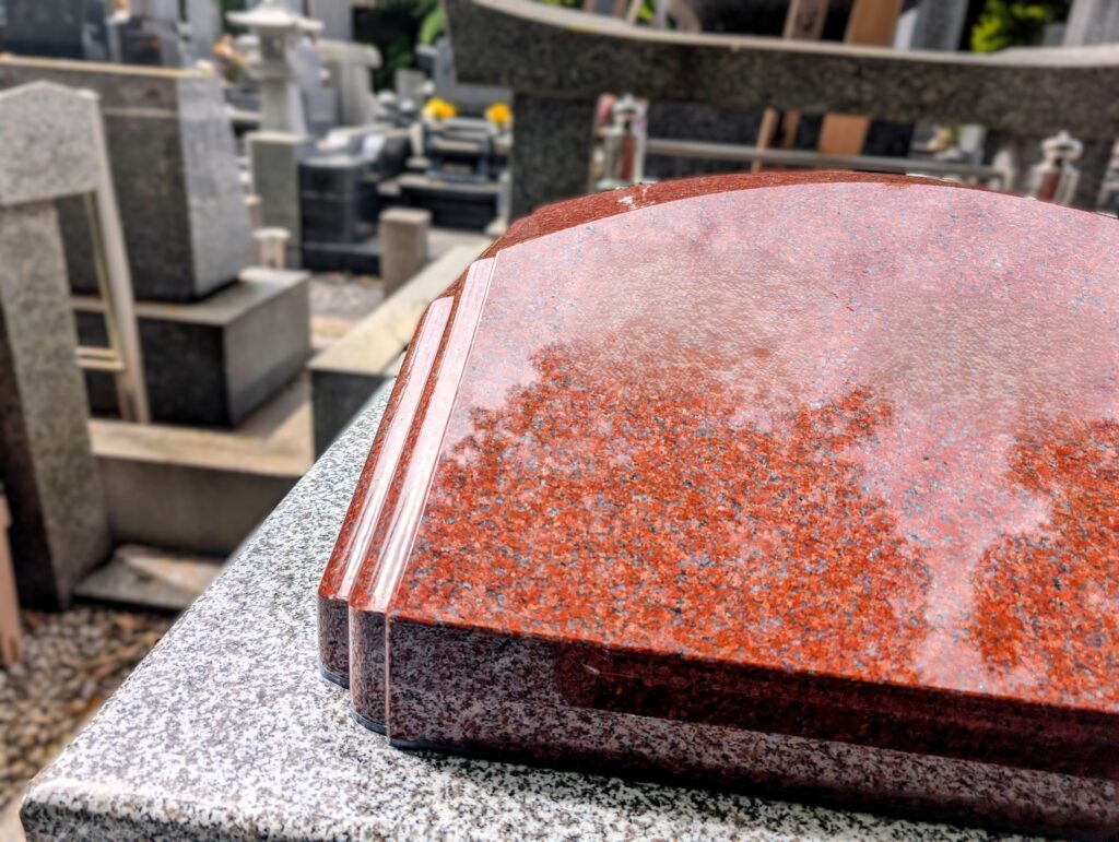 画像代替テキスト：さくらふわりぼ光に使用したインド産インペリアルレッドの石肌