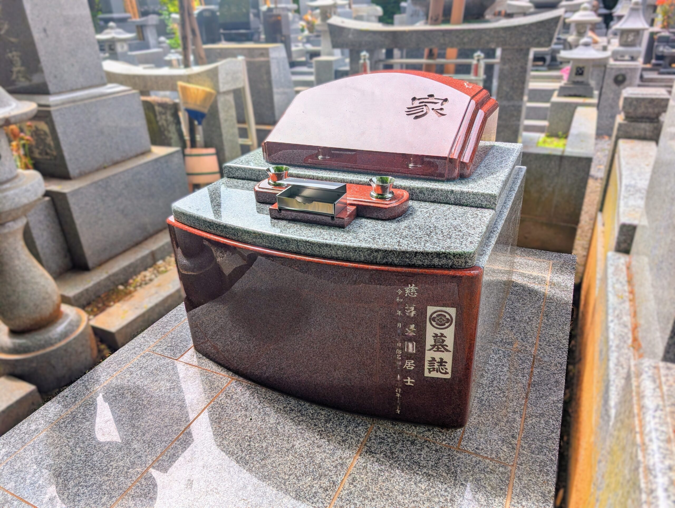 画像代替テキスト：隷書体の文字を彫刻したインペリアルレッドのさくらふわりぼ光